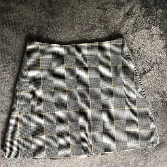 Aritzia Classic Mini Skirt - Picture 2 of 4